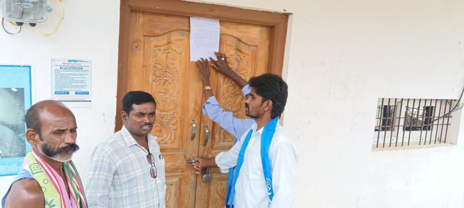 వినతిపత్రాన్ని సచివాలయ తలుపులకే అతికించి నిరసన