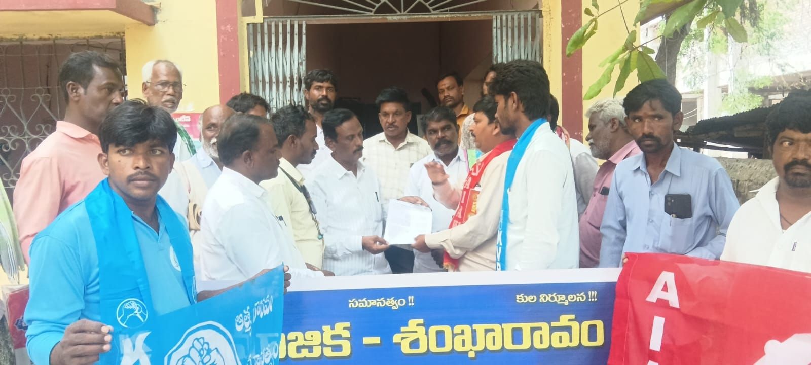 దళిత కాలనీలలో మౌలిక సదుపాయాలు కల్పించండి